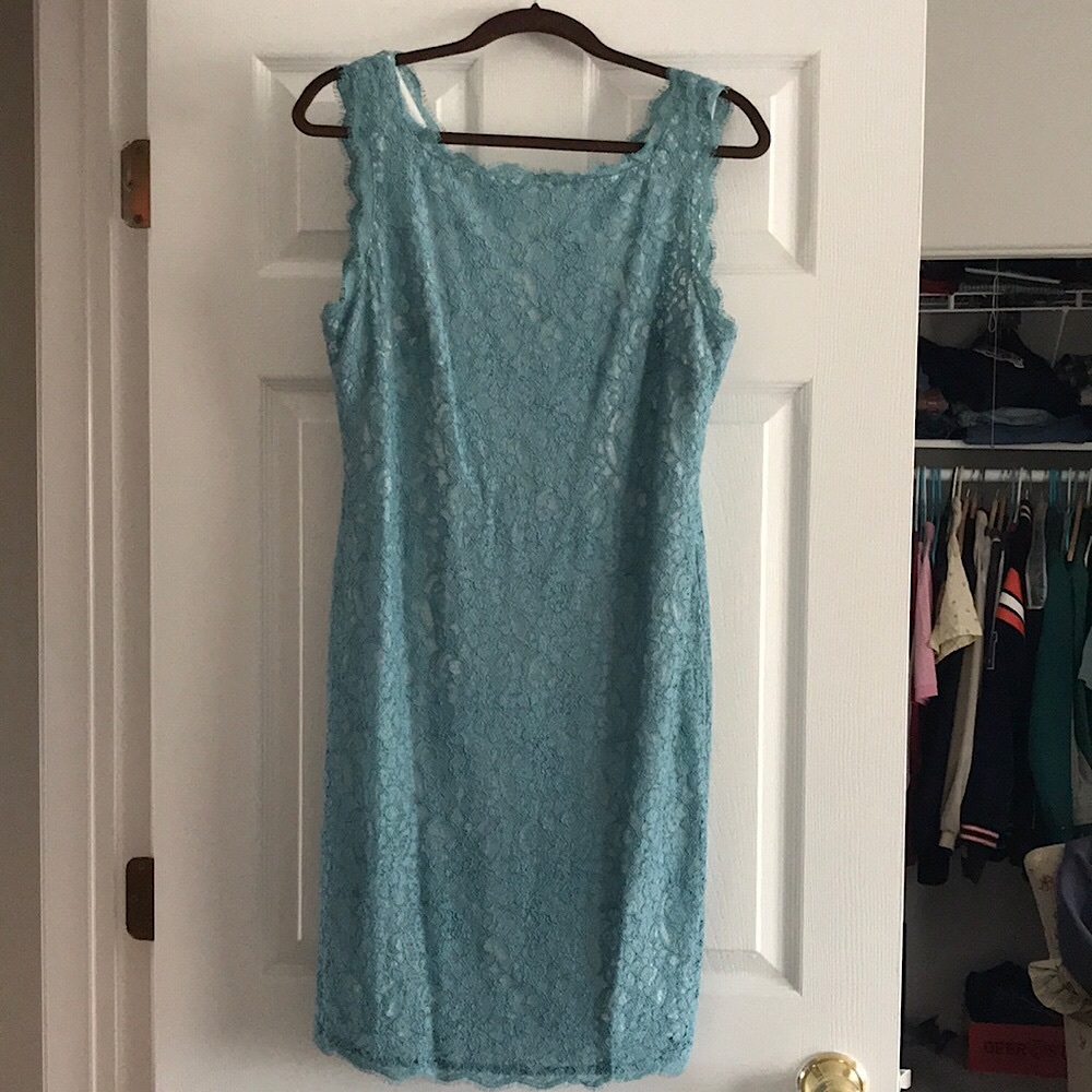 Beautiful Adrianna Papell blue sleeveless dress